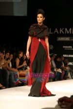 Model walks the ramp for Arjun Show at Lakme Winter fashion week day 4 on 20th Sept 2010 (82).JPG
